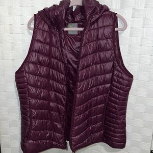 Women’s burgundy puffer vest size XL